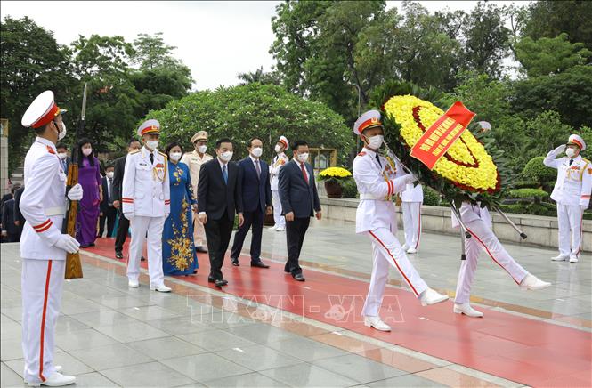 Kỷ niệm Ngày sinh Chủ tịch Hồ Chí Minh: Lãnh đạo Đảng, Nhà nước vào Lăng viếng Bác - Ảnh 7.