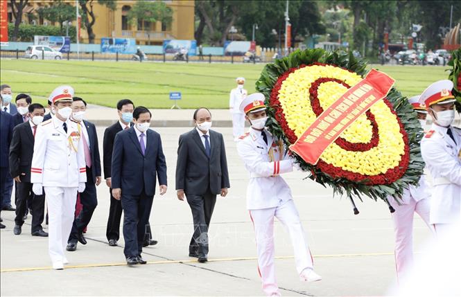 Kỷ niệm Ngày sinh Chủ tịch Hồ Chí Minh: Lãnh đạo Đảng, Nhà nước vào Lăng viếng Bác - Ảnh 2.