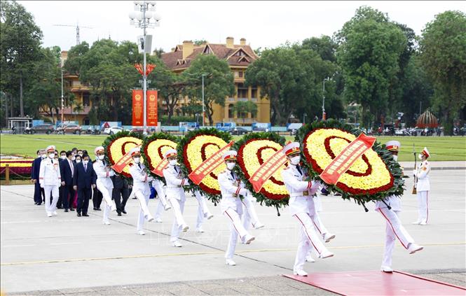 Kỷ niệm Ngày sinh Chủ tịch Hồ Chí Minh: Lãnh đạo Đảng, Nhà nước vào Lăng viếng Bác - Ảnh 1.