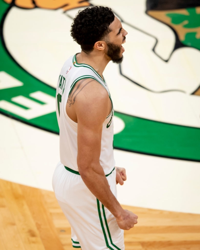 “Cosplay” siêu anh hùng, Jayson Tatum thiêu rụi Washington Wizards trên đường tới Playoffs - Ảnh 1.