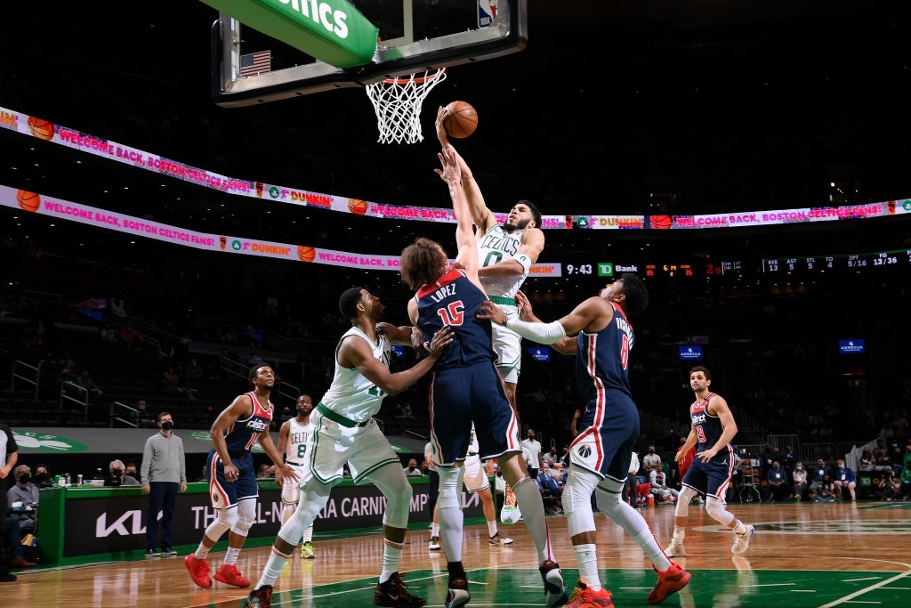 “Cosplay” siêu anh hùng, Jayson Tatum thiêu rụi Washington Wizards trên đường tới Playoffs - Ảnh 2.