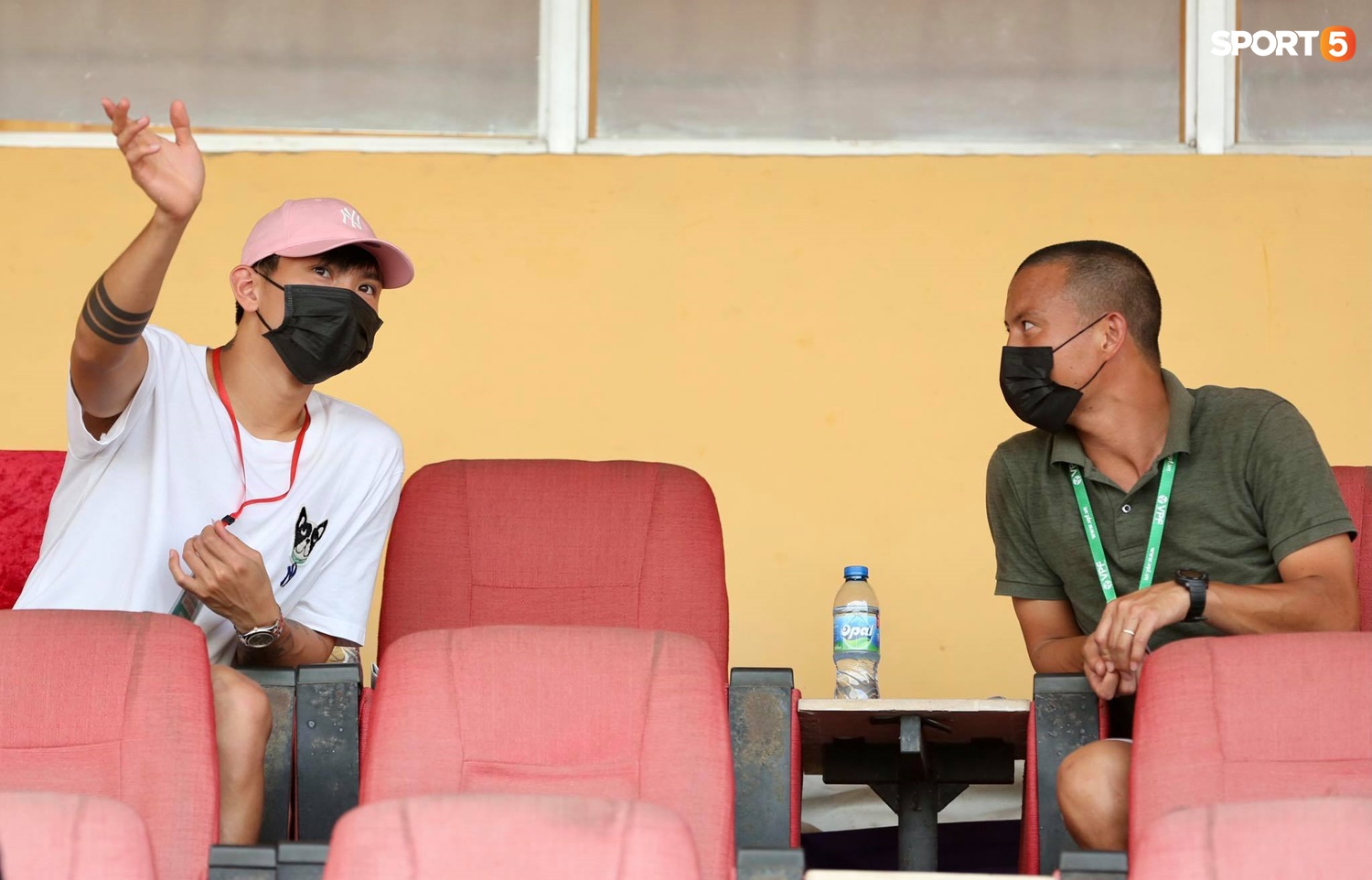 Duy Mạnh thơm má ngoại binh ghi bàn cho Hà Nội FC - Ảnh 10.