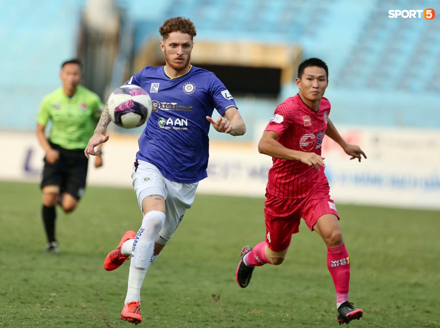 Duy Mạnh thơm má ngoại binh ghi bàn cho Hà Nội FC vào lưới CLB Sài Gòn - Ảnh 1.