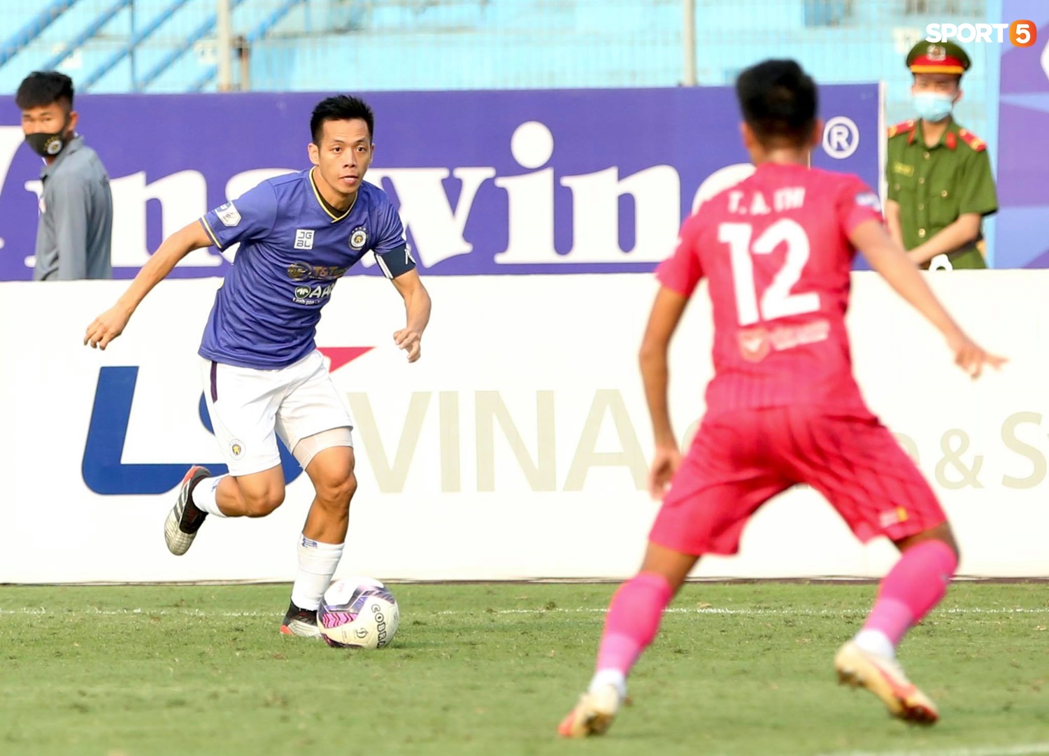 Duy Mạnh thơm má ngoại binh ghi bàn cho Hà Nội FC vào lưới CLB Sài Gòn - Ảnh 8.