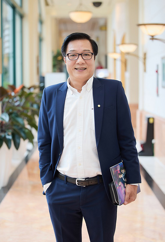 NSND Trọng Trinh: "Đấm Hà Việt Dũng mà tay đau ê ẩm suốt ba ngày" - Ảnh 1. NSND Trọng Trinh: "Đấm Hà Việt Dũng mà tay đau ê ẩm suốt ba ngày" - Ảnh 1.