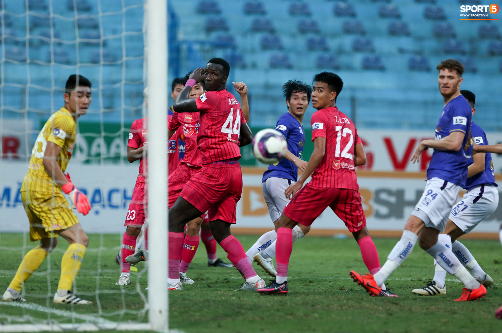 Đình Trọng gào thét tiếc nuối khi Hà Nội FC để tuột bàn thắng trong tíc tắc - Ảnh 2.