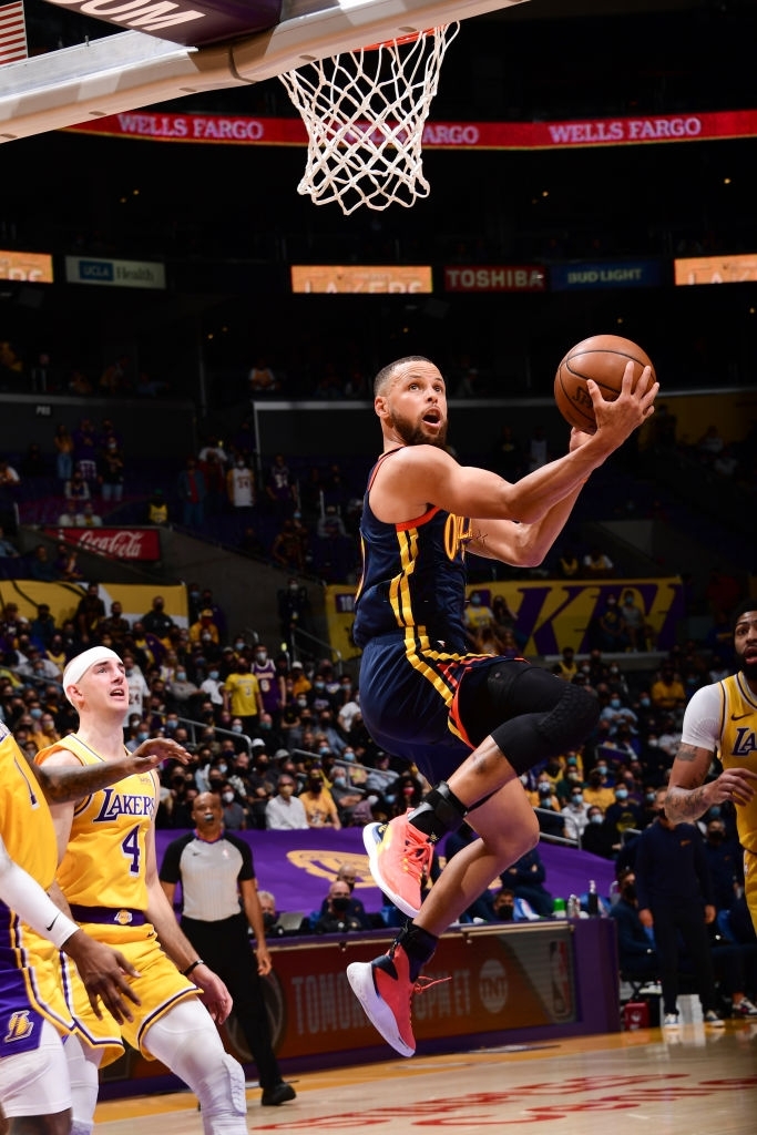 LeBron James ra tay cứu Los Angeles Lakers, đẩy Stephen Curry xuống nhánh thua - Ảnh 2.