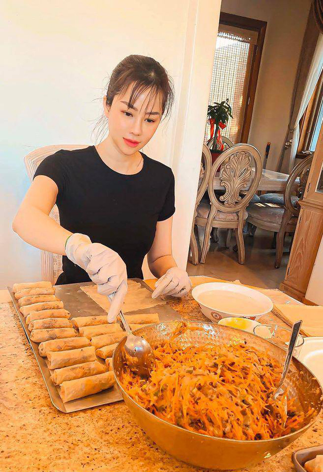 Con dâu tỷ phú Hoàng Kiều sống trong biệt thự 750 tỷ trên đất Mỹ vẫn tự tay vào bếp, nấu toàn bữa ăn chuẩn vị Việt - Ảnh 4.