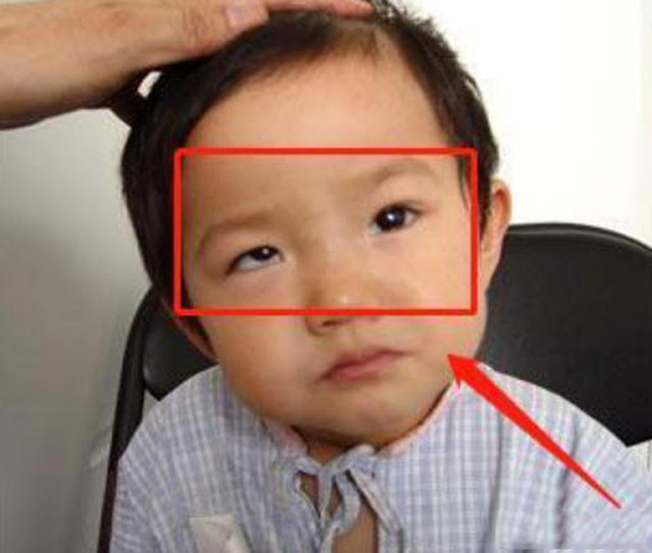 Cứ bận việc lại "quăng" điện thoại cho con chơi, một thời gian sau bà mẹ tá hỏa sao khi thấy con có gì đó khác lạ - Ảnh 2.