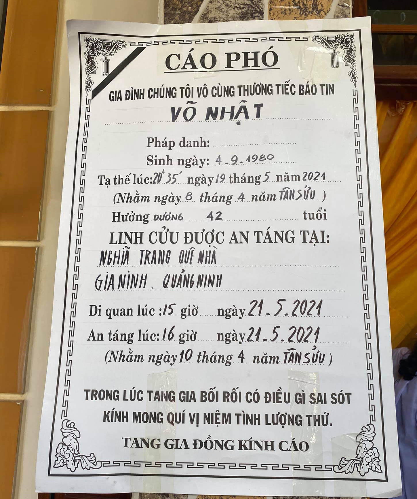 Đám tang NTK Nhật Dũng: Cha già bật khóc đứng vái lạy, nghẹn ngào nói con đi rồi còn ba ở lại - Ảnh 2.