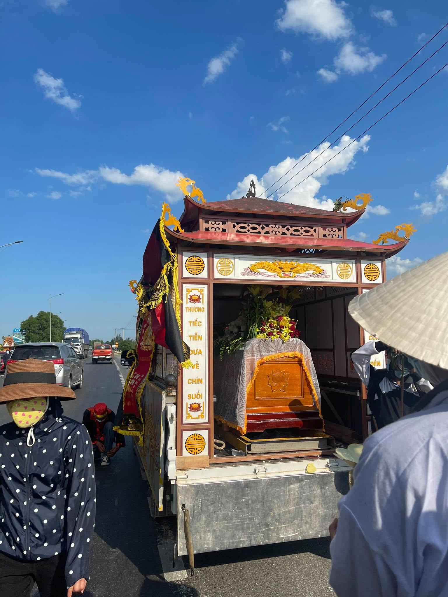 Đám tang NTK Nhật Dũng: Cha già bật khóc đứng vái lạy, nghẹn ngào nói con đi rồi còn ba ở lại - Ảnh 10.