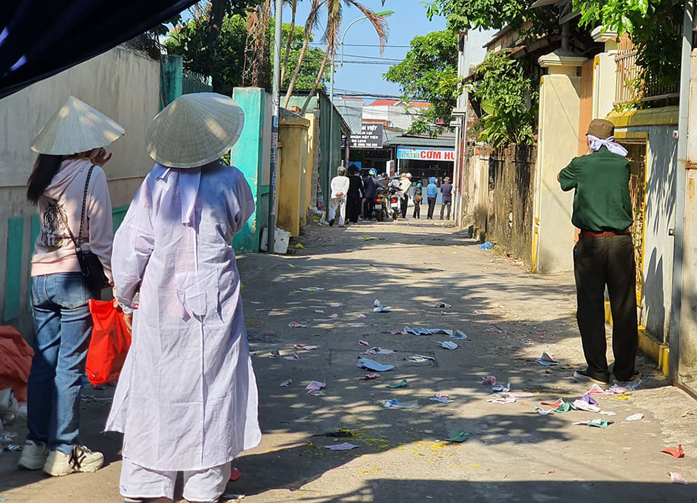 Đám tang NTK Nhật Dũng: Cha già bật khóc đứng vái lạy, nghẹn ngào nói con đi rồi còn ba ở lại - Ảnh 9.