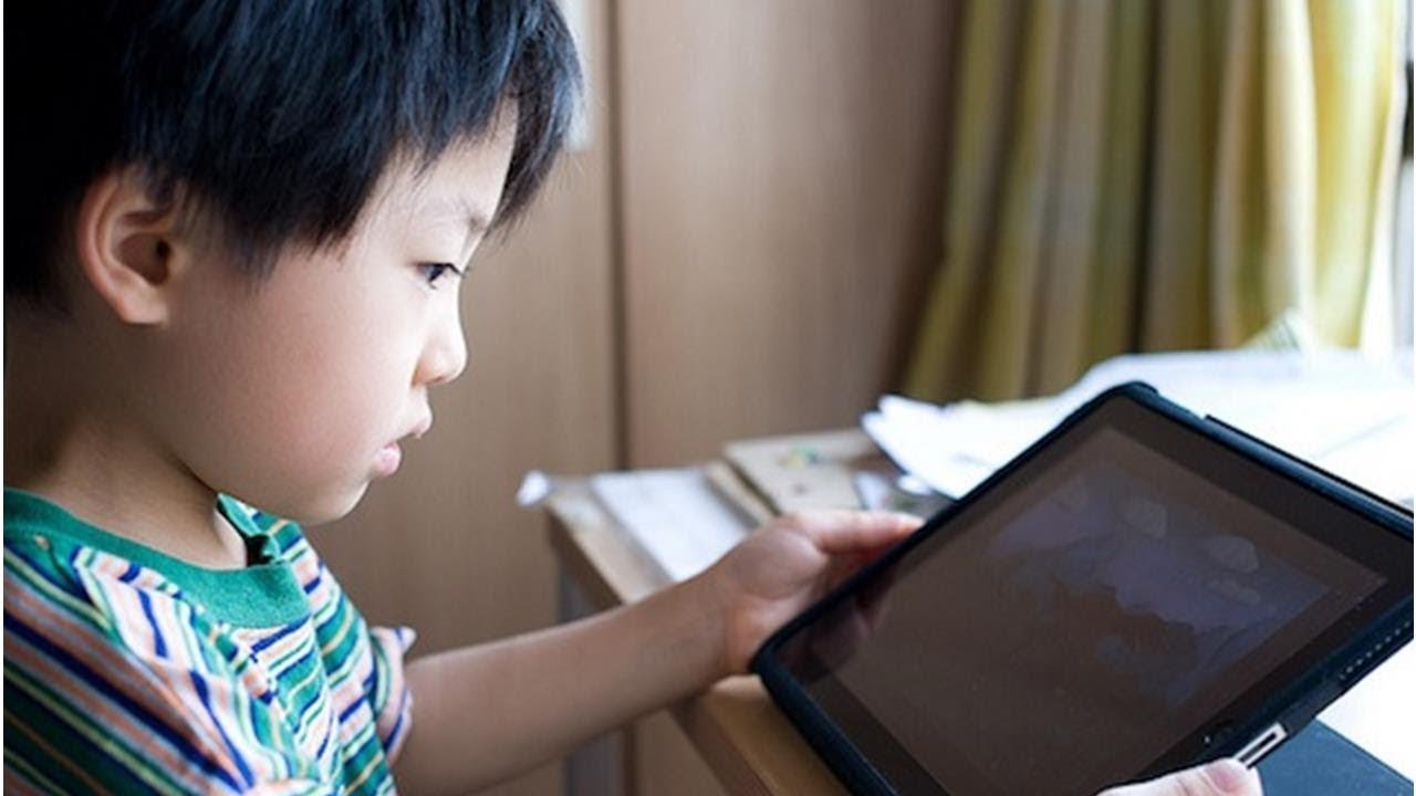 Cứ bận việc lại "quăng" điện thoại cho con chơi, một thời gian sau bà mẹ tá hỏa sao khi thấy con có gì đó khác lạ - Ảnh 1.