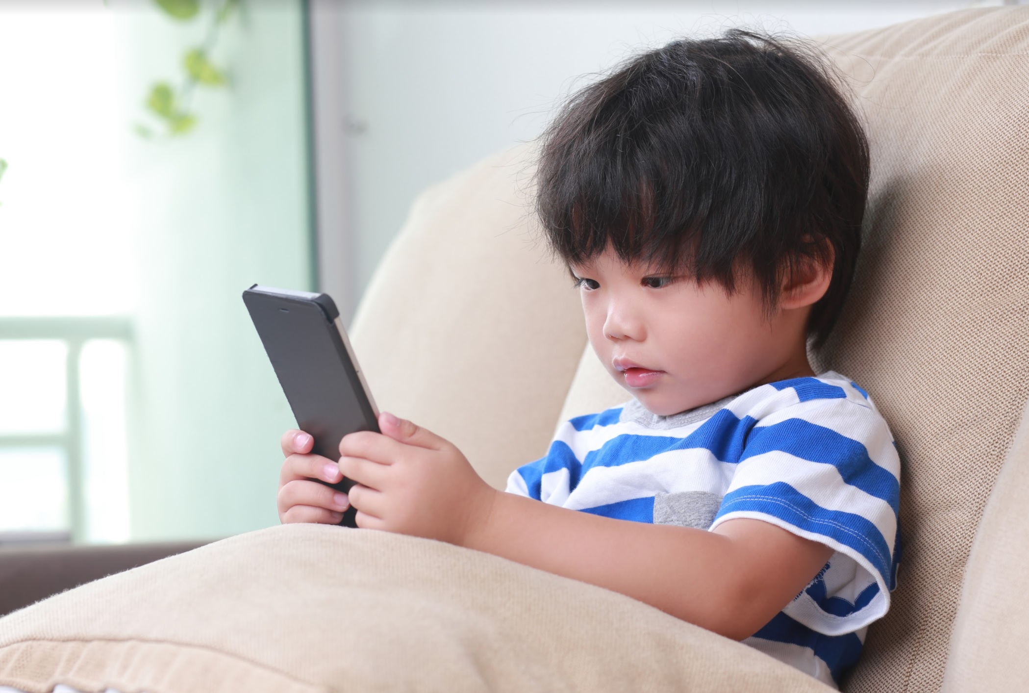 Cứ bận việc lại "quăng" điện thoại cho con chơi, một thời gian sau bà mẹ tá hỏa sao khi thấy con có gì đó khác lạ - Ảnh 3.