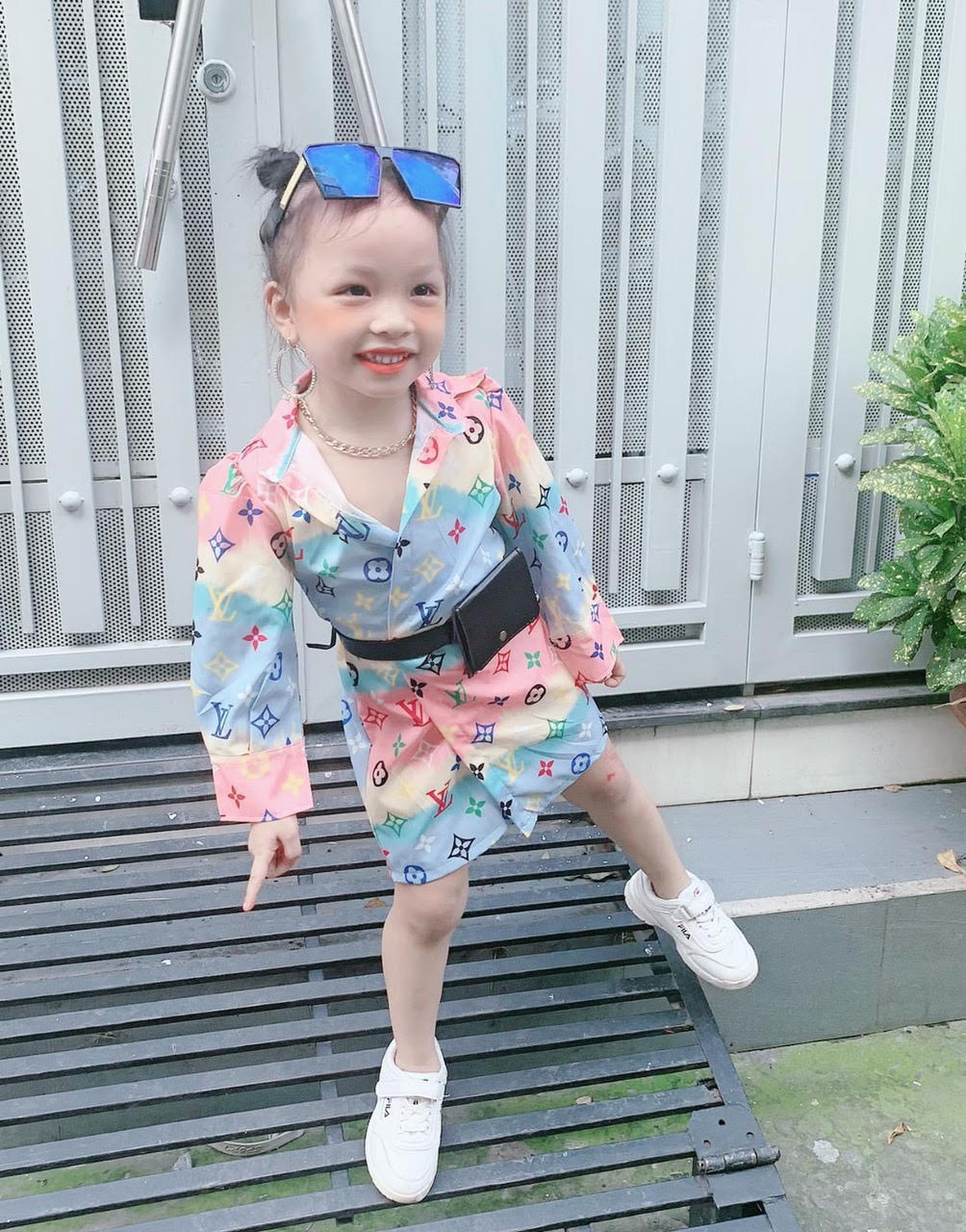 Làm “mẫu ruột” bán hàng online, bé gái giúp shop của mẹ tha hồ đắt khách - Ảnh 4.