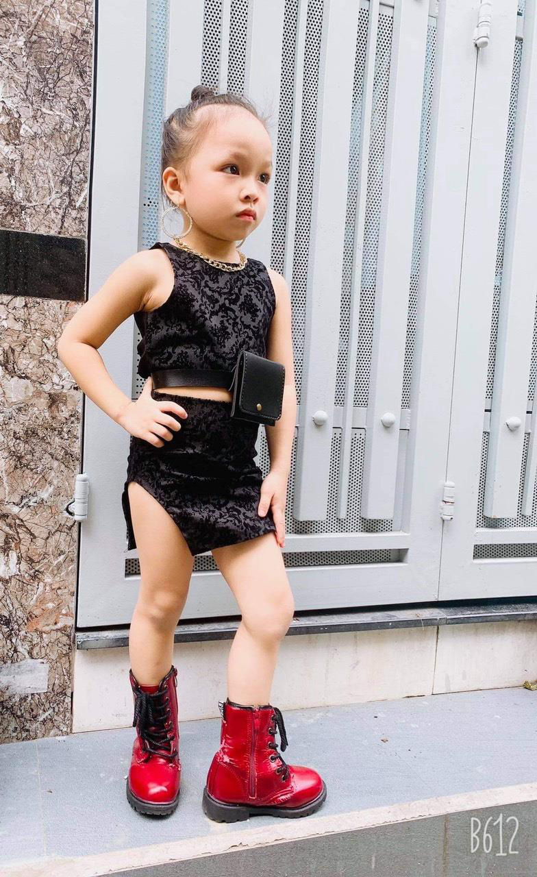 Làm “mẫu ruột” bán hàng online, bé gái giúp shop của mẹ tha hồ đắt khách - Ảnh 6.