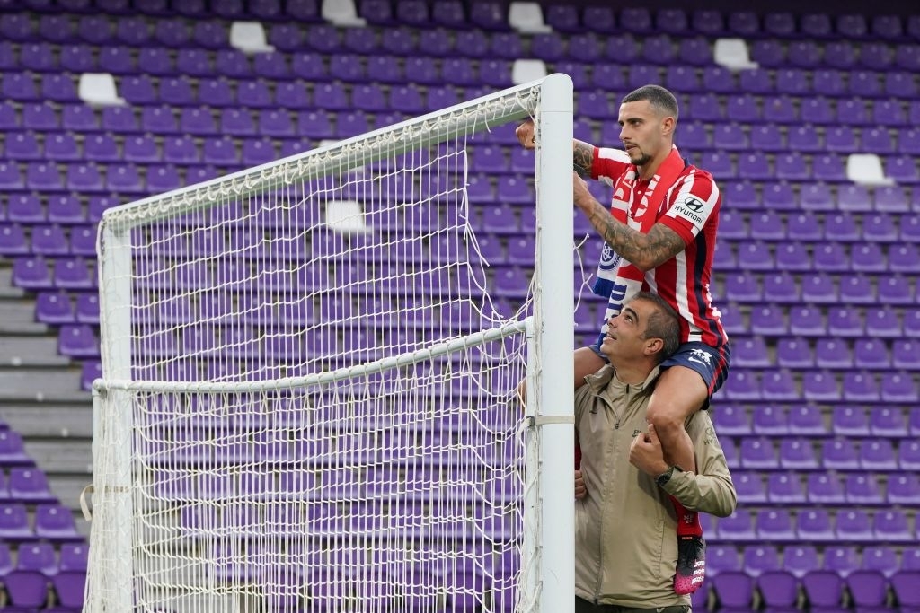 Cảm xúc trái ngược của các cầu thủ Real Valladolid và Atletico Madrid sau khi trận đấu cuối cùng tại La Liga khép lại - Ảnh 8.
