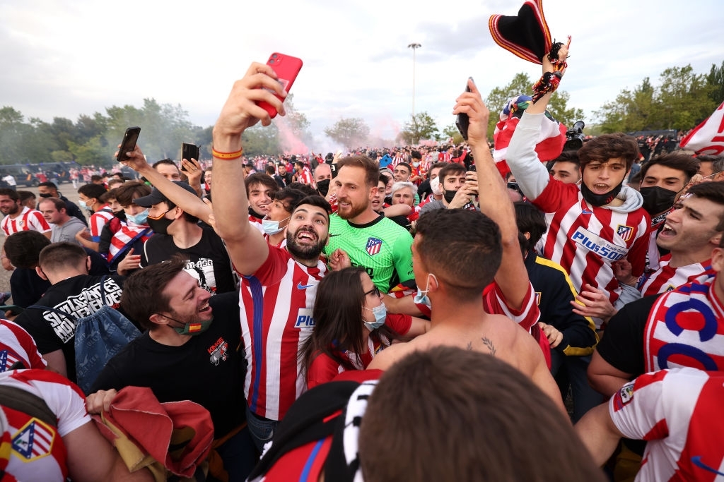 Cảm xúc trái ngược của các cầu thủ Real Valladolid và Atletico Madrid sau khi trận đấu cuối cùng tại La Liga khép lại - Ảnh 9.