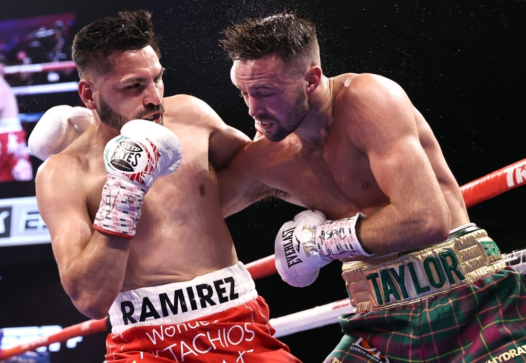 Josh Taylor trở thành nhà vô địch tuyệt đối đầu tiên trong lịch sử hạng dưới bán trung sau chiến thắng kịch tính trước Jose Ramirez - Ảnh 2.