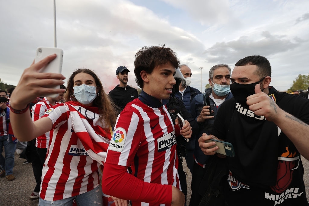 Ghi bàn đưa Atletico lên ngôi vô địch, Suarez rơi nước mắt khi gọi điện cho gia đình - Ảnh 13.