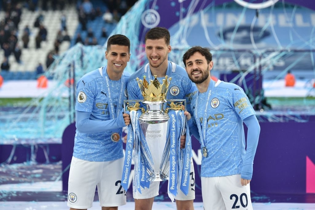 Pep Guardiola nhận nụ hôn bất ngờ và rớm nước mắt khi nhắc tới học trò trong ngày được trao cúp vô địch Ngoại hạng Anh - Ảnh 7.