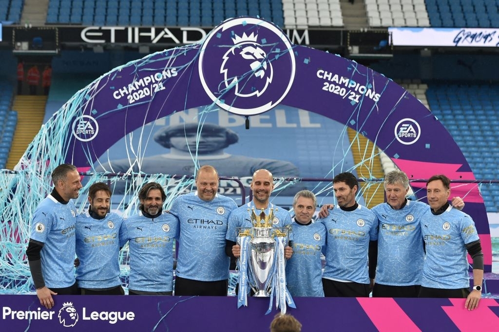 Pep Guardiola nhận nụ hôn bất ngờ và rớm nước mắt khi nhắc tới học trò trong ngày được trao cúp vô địch Ngoại hạng Anh - Ảnh 6.