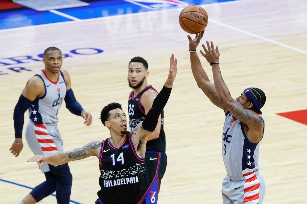 Joel Embiid nở nụ cười chiến thắng ở Game 1 sau những màn &quot;cà khịa&quot; của Bradley Beal - Ảnh 5.