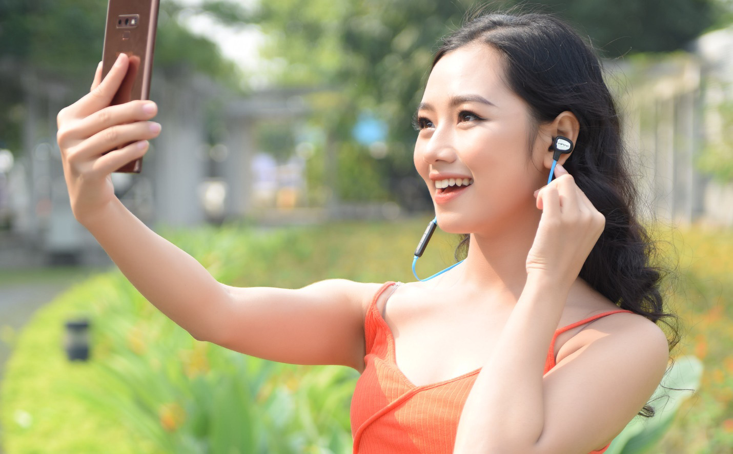 Tai nghe Bluetooth đáng mua dành cho game thủ, chỉ 290k bass khỏe, pin trâu, dáng thể thao - Ảnh 1.