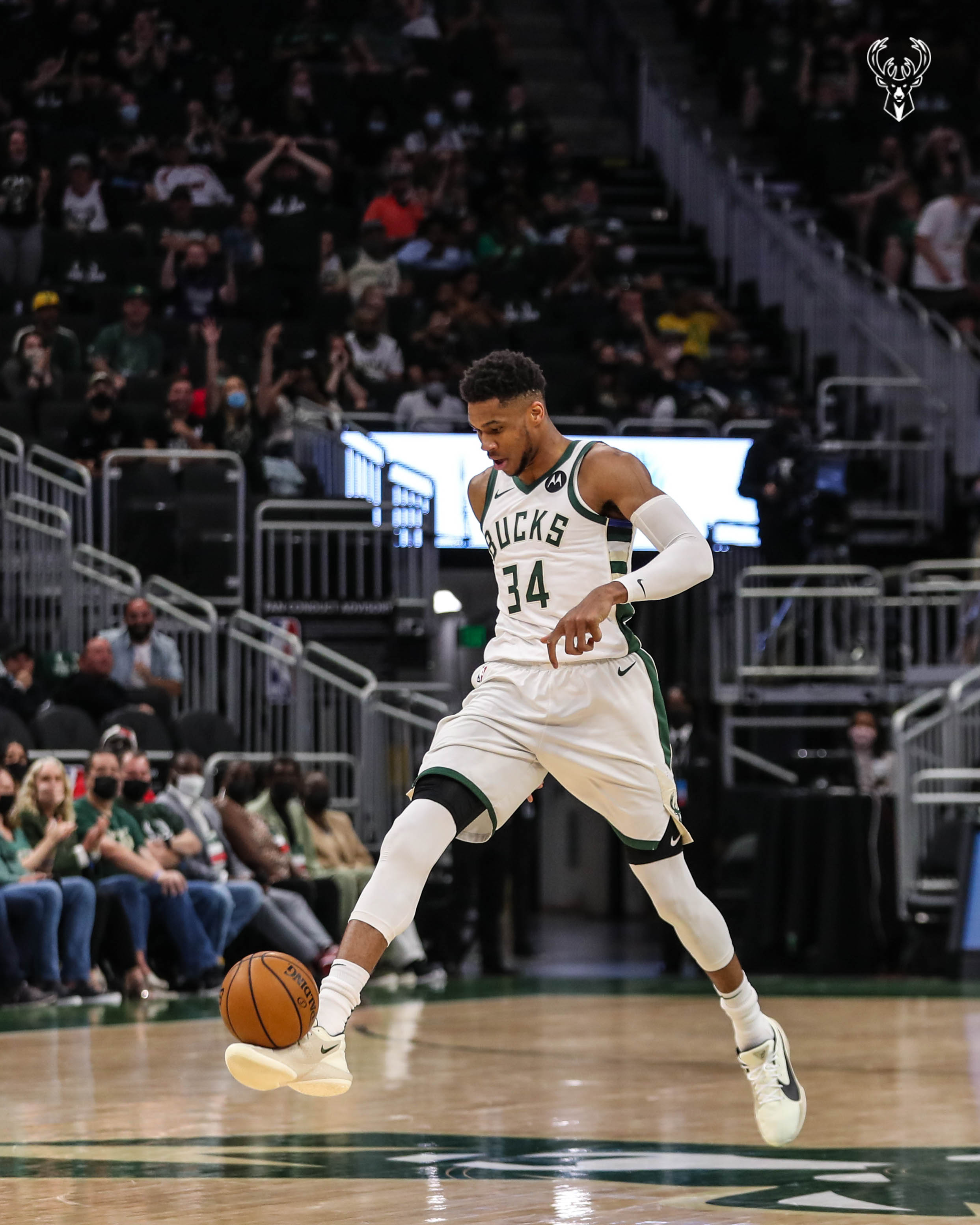 Không thể cản phá Giannis Antetokounmpo, Miami Heat bị Milwaukee Bucks hủy diệt ở game đấu thứ 2 - Ảnh 1.