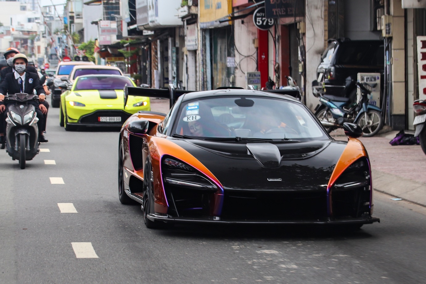 McLaren Senna 1,7 triệu USD của đại gia Việt có bộ cánh tắc kè hoa - món quà tặng vợ - Ảnh 1.