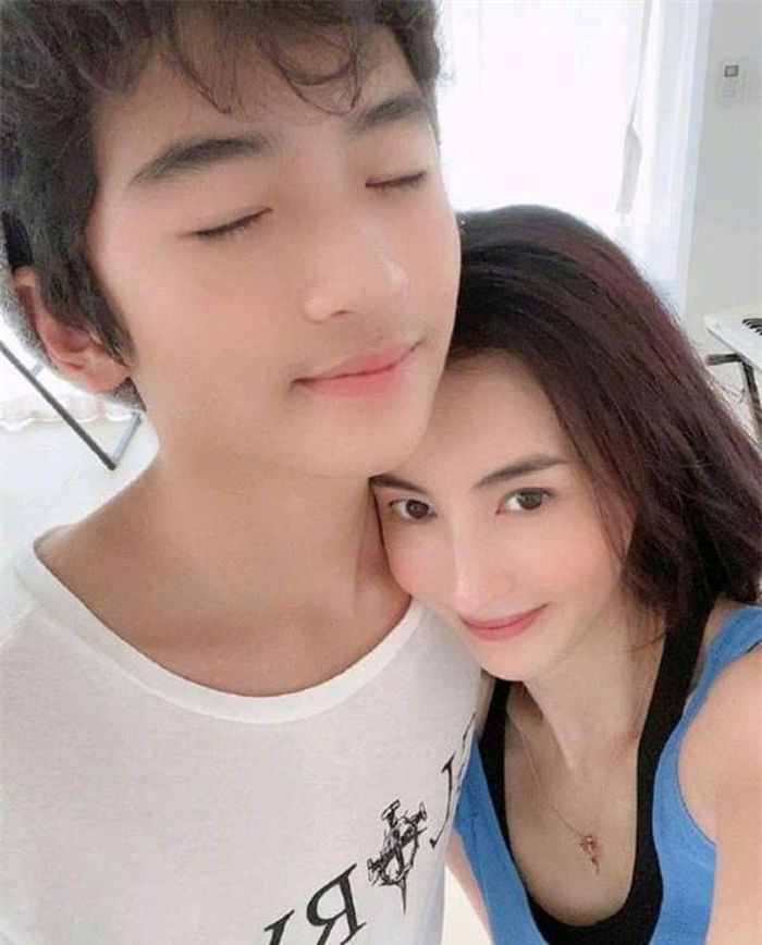 Lucas đã trưởng thành và có bạn gái ở tuổi 14.