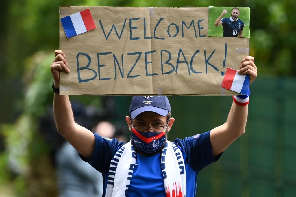 Benzema vui mừng trong ngày trở lại hội quân cùng tuyển Pháp  - Ảnh 2.