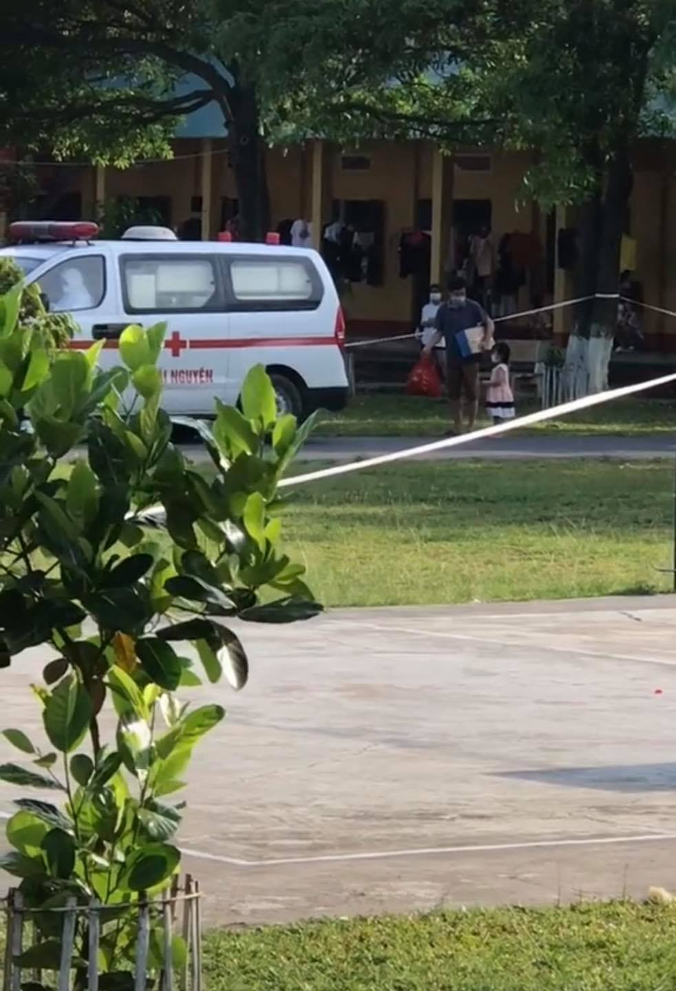 Xót xa hình ảnh bé gái F0 nhảy chân sáo trước giờ xa bố để tới bệnh viện điều trị một mình: Cố lên các chiến binh nhỏ, rồi mọi chuyện sẽ vượt qua thôi! - Ảnh 1.