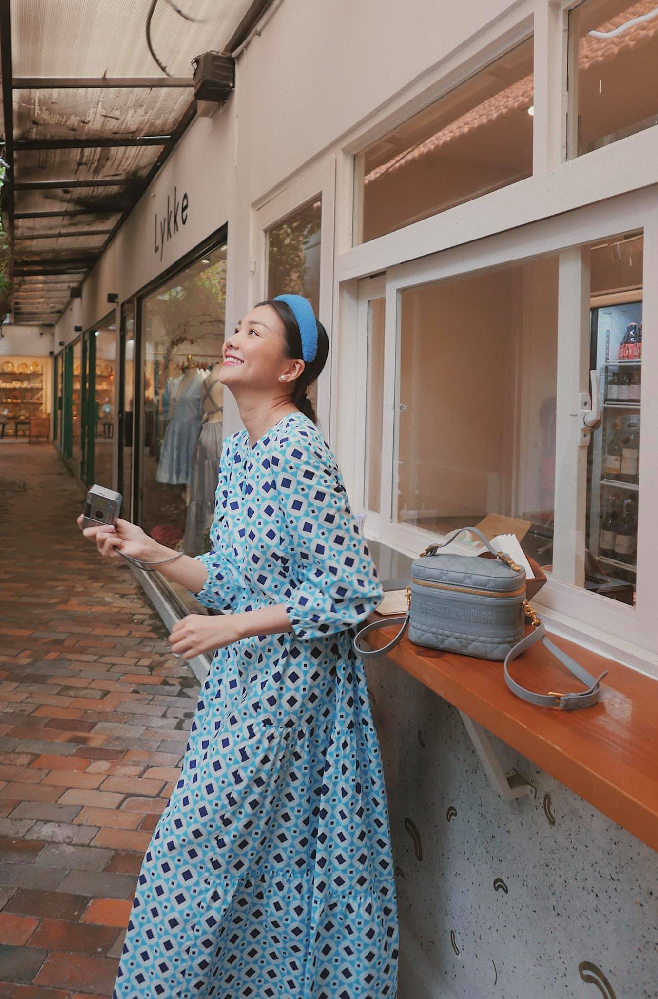 Ngắm bộ sưu tập váy &quot;đồ sộ&quot; của Thanh Hằng, nàng 30  sẽ nhắm được nhiều kiểu trẻ trung và ghi trọn điểm sang chảnh - Ảnh 3.