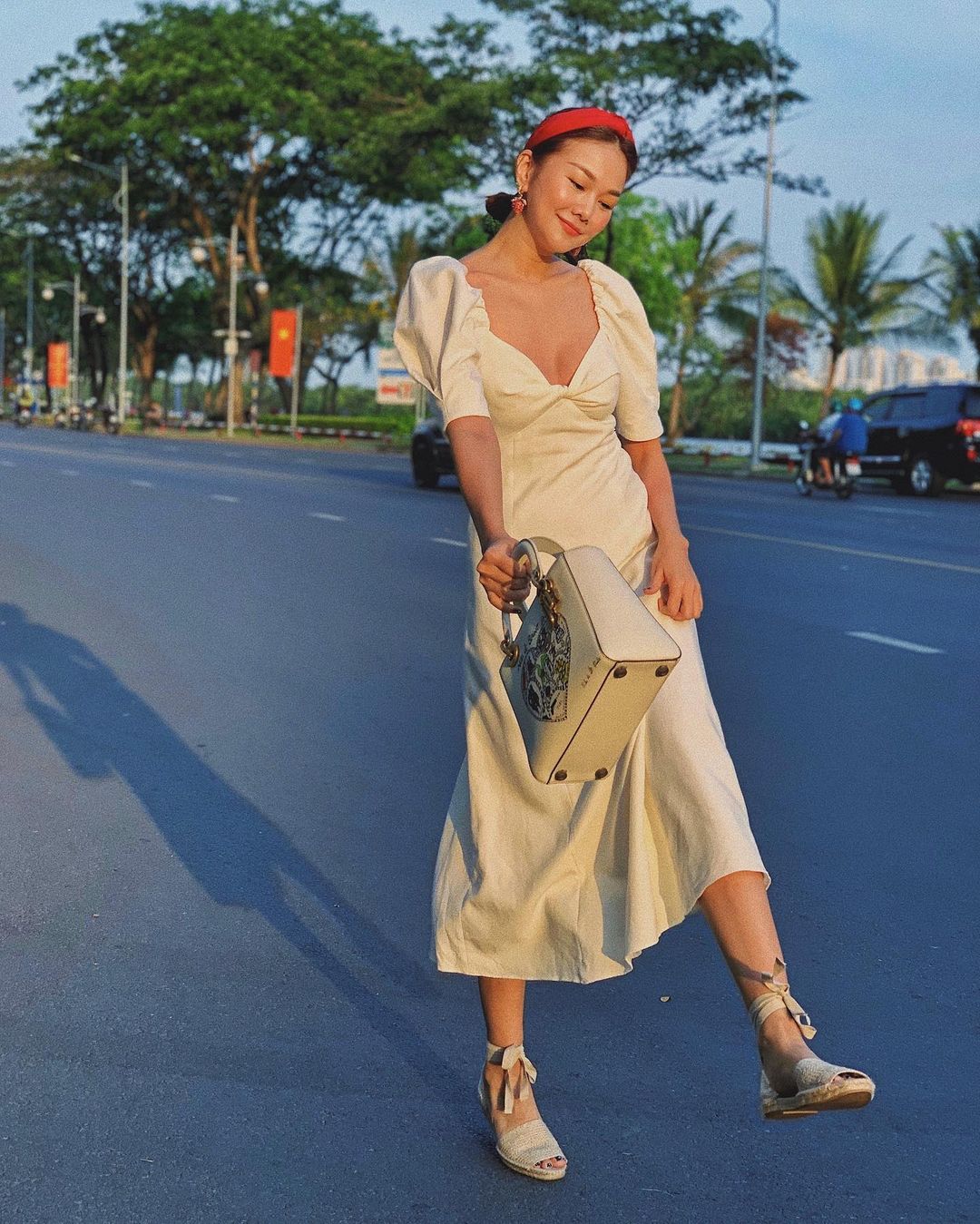 Ngắm bộ sưu tập váy &quot;đồ sộ&quot; của Thanh Hằng, nàng 30  sẽ nhắm được nhiều kiểu trẻ trung và ghi trọn điểm sang chảnh - Ảnh 10.