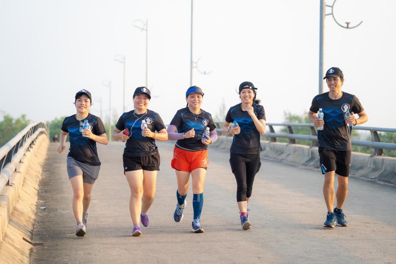 Gặp gỡ chàng trai đi bộ xuyên Hàn: Từ nỗi khao khát của “người truyền lửa” - Ảnh 2.