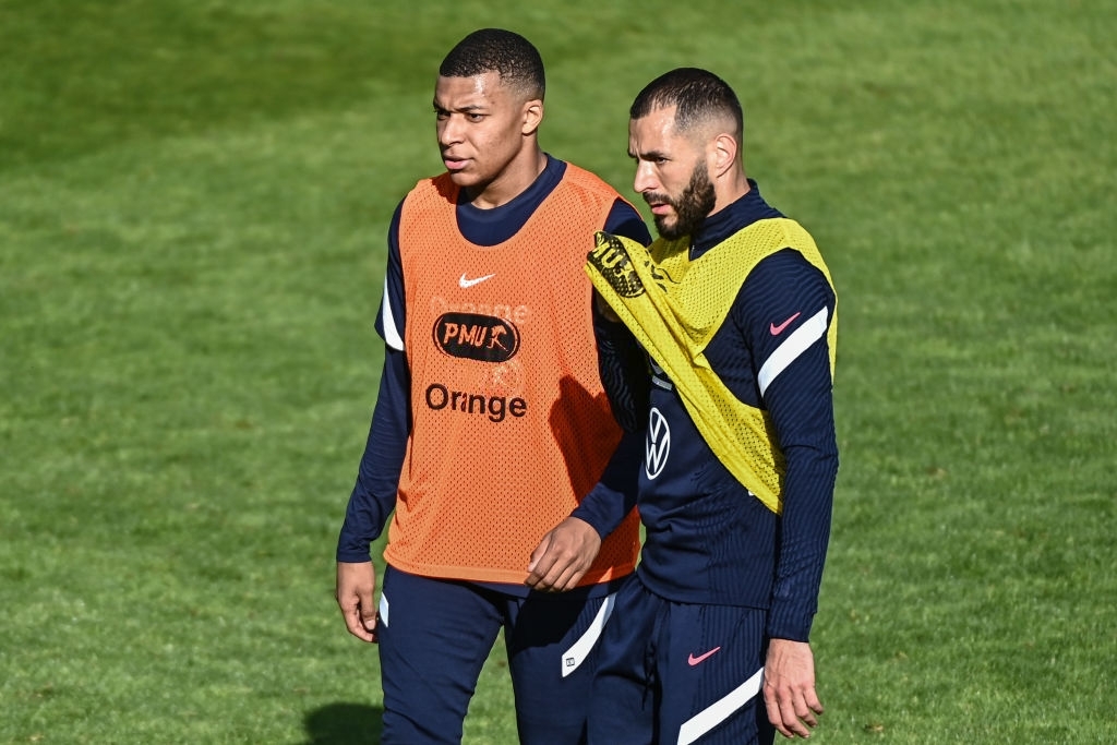 Benzema thân thiết với sao trẻ Mbappe trong đợt tập trung cùng tuyển Pháp - Ảnh 1.