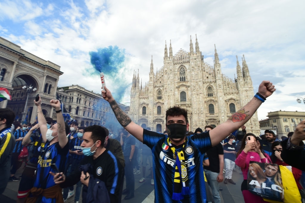Hàng nghìn CĐV Inter đổ ra đường ăn mừng vô địch, nhiều người không đeo khẩu trang - Ảnh 5.