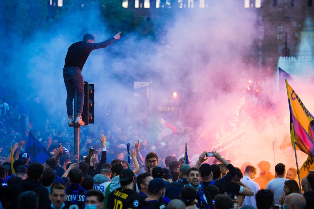 Hàng nghìn CĐV Inter đổ ra đường ăn mừng vô địch, nhiều người không đeo khẩu trang - Ảnh 3.