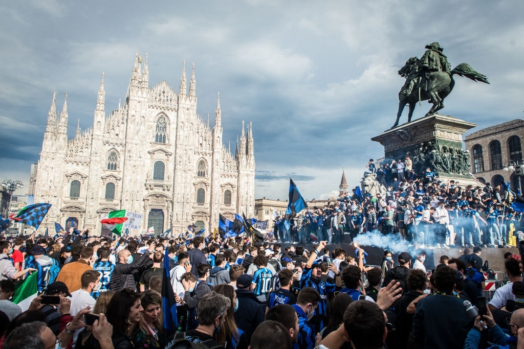 Hàng nghìn CĐV Inter đổ ra đường ăn mừng vô địch, nhiều người không đeo khẩu trang - Ảnh 2.