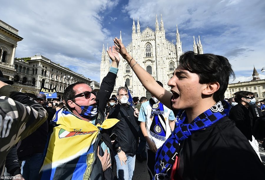 Hàng nghìn CĐV Inter đổ ra đường ăn mừng vô địch, nhiều người không đeo khẩu trang - Ảnh 4.