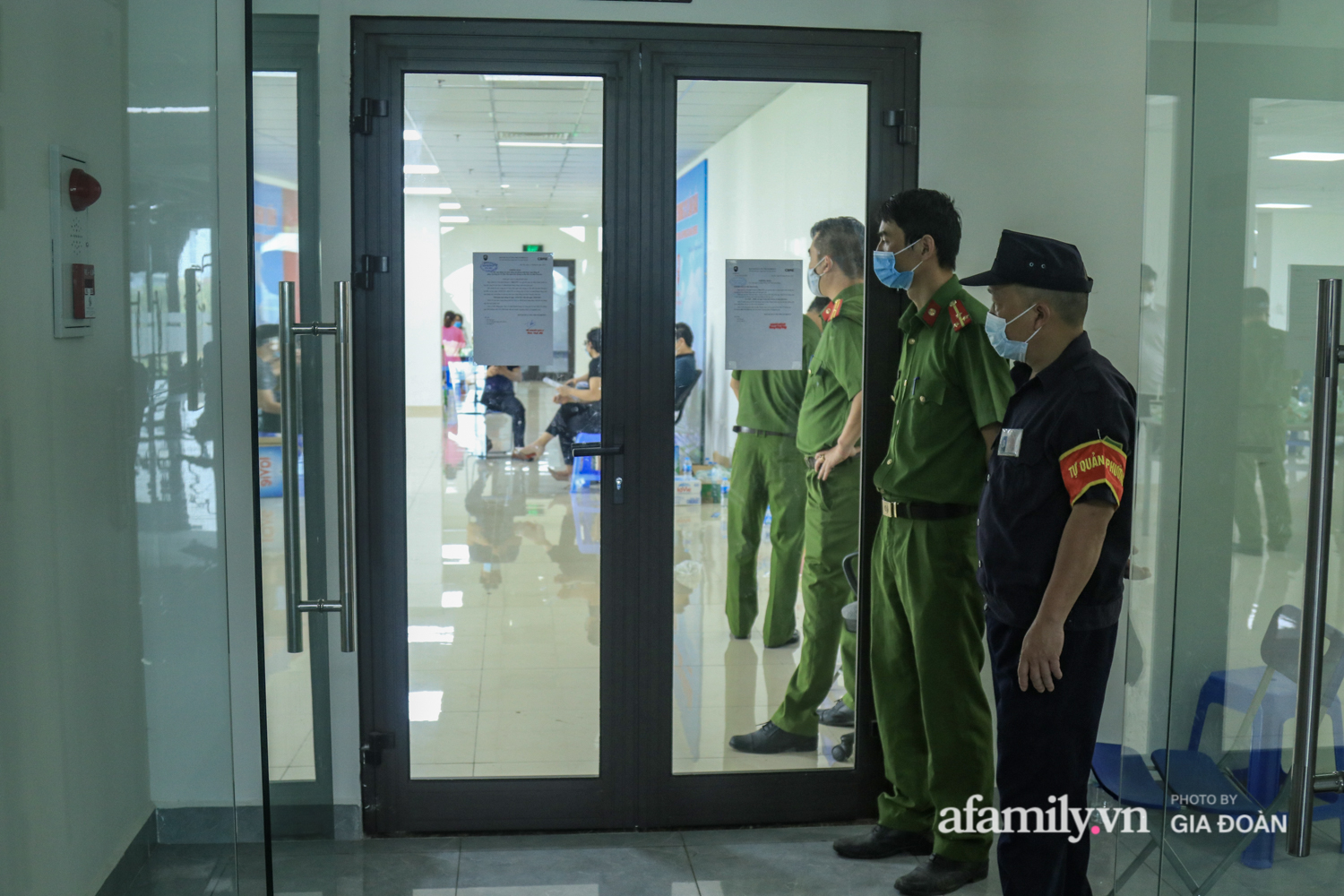 Ảnh: Lực lượng chức năng làm việc với nhóm 46 người Trung Quốc nhập cảnh trái phép vào Việt Nam thuê chung cư ở phường Cầu Diễn  - Ảnh 2.