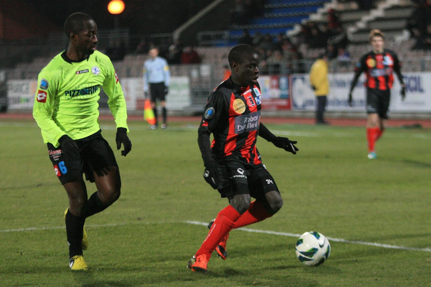 Nhìn lại sự nghiệp phi thường của N'golo Kante, "người nhét cả Man City vào túi"  - Ảnh 1.