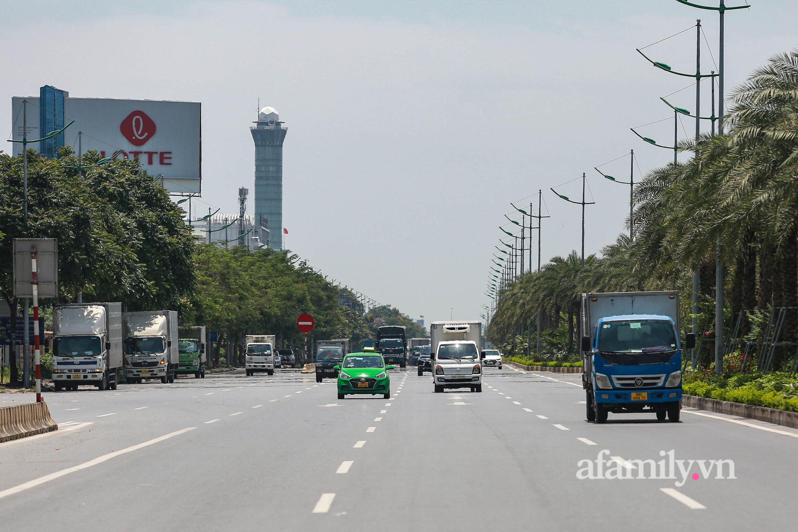 Hà Nội nắng nóng nhất từ đầu mùa, nền nhiệt ngoài trời trên 40 độ, đường phố xuất hiện ảo ảnh - Ảnh 5.