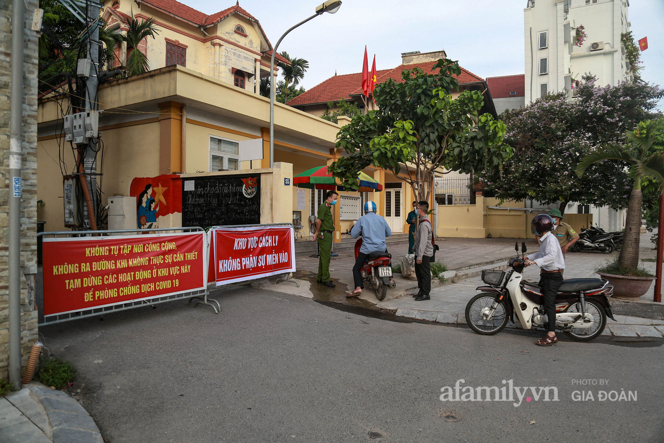 Hà Nội phong tỏa tạm thời con ngõ 20 hộ dân ở quận Long Biên và tòa nhà 99 Láng Hạ liên quan đến cùng một bệnh nhân dương tính với SARS-CoV-2 - Ảnh 3.