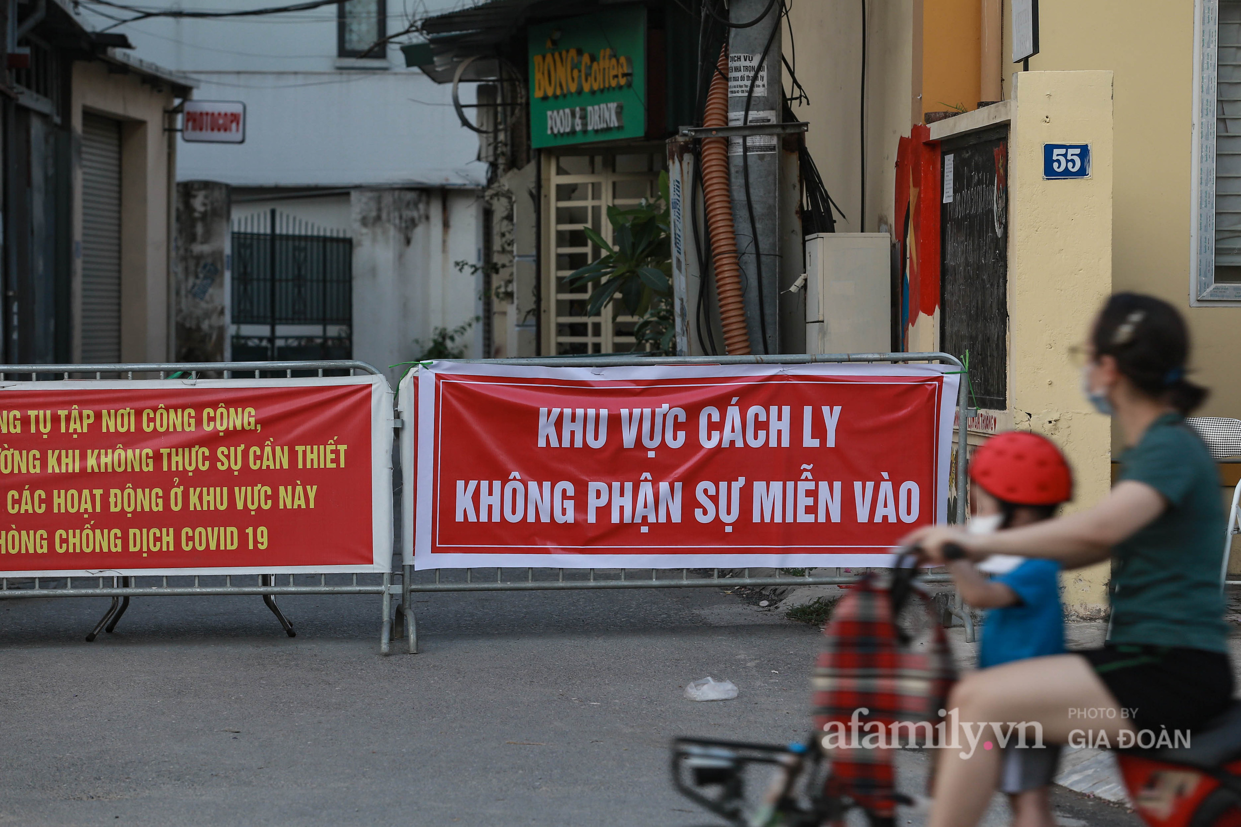 Hà Nội phong tỏa tạm thời con ngõ 20 hộ dân ở quận Long Biên và tòa nhà 99 Láng Hạ liên quan đến cùng một bệnh nhân dương tính với SARS-CoV-2 - Ảnh 7.