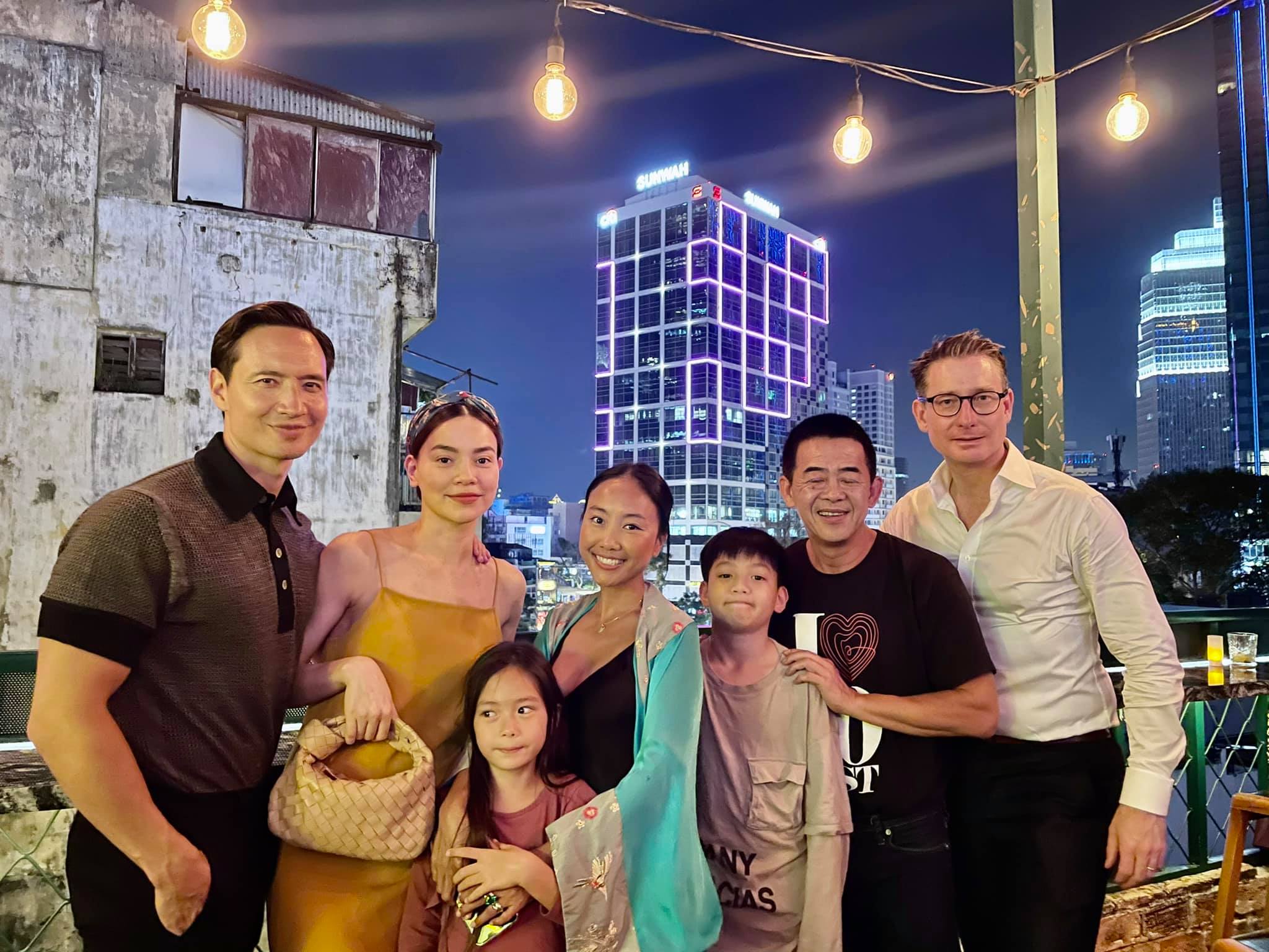 Con trai Hồ Ngọc Hà cùng con gái Đoan Trang chiếm trọn “spotlight” khi chung khung hình với bố mẹ - Ảnh 2.