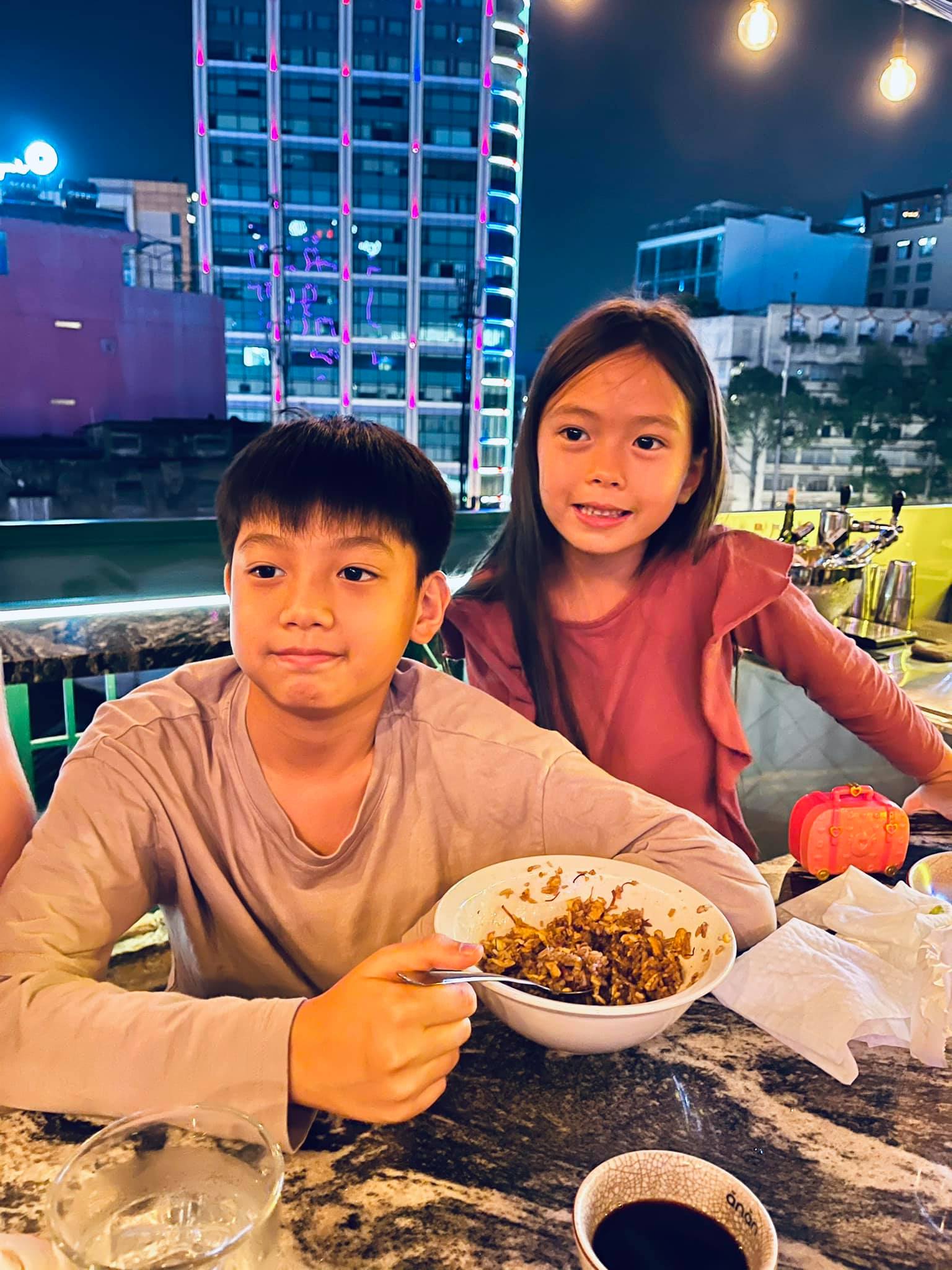 Con trai Hồ Ngọc Hà cùng con gái Đoan Trang chiếm trọn “spotlight” khi chung khung hình với bố mẹ - Ảnh 4.