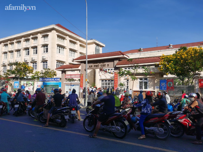 Học sinh TP. HCM ngày đầu quay trở lại trường sau nghỉ lễ: Được đo thân nhiệt, tuân thủ quy định đeo khẩu trang - Ảnh 1.