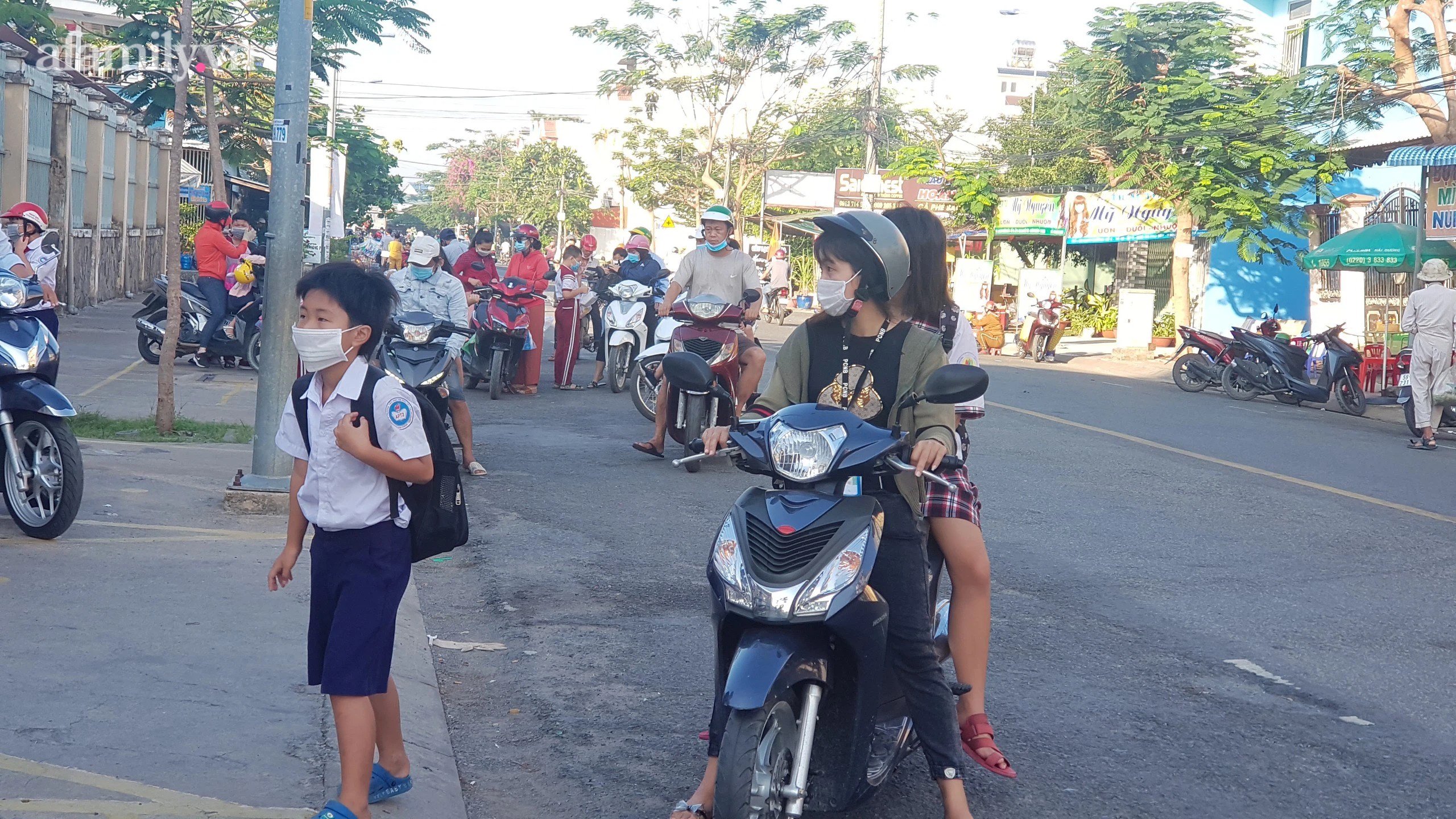 Học sinh TP. HCM ngày đầu quay trở lại trường sau nghỉ lễ: Được đo thân nhiệt, tuân thủ quy định đeo khẩu trang - Ảnh 4.